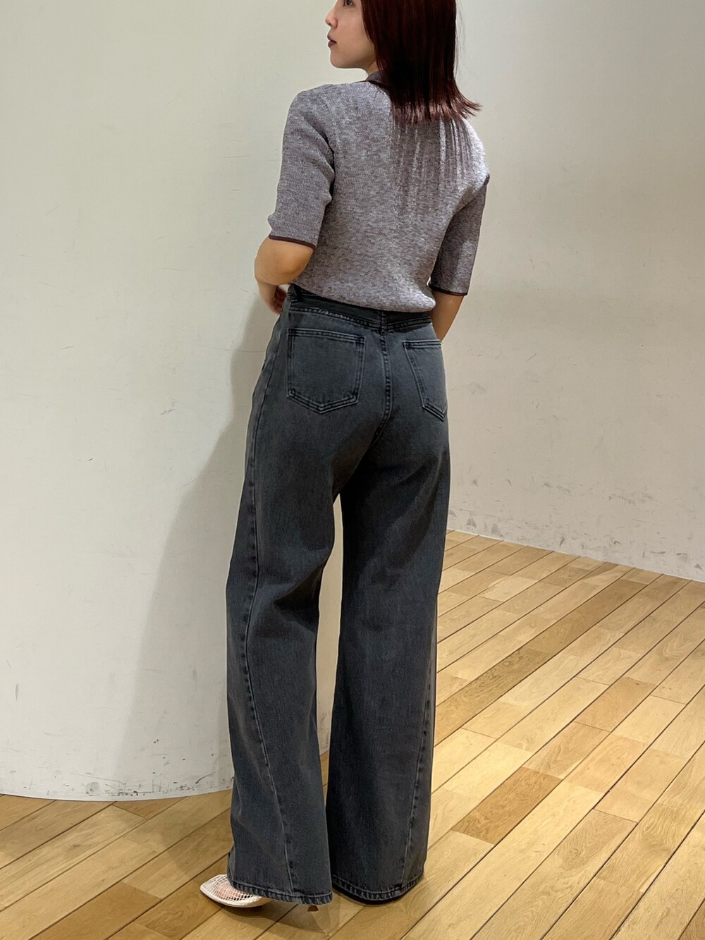 ホワイト系のサンダル、ブラウン系のワンピース、ブラック系のデニムパンツを着用したレディースの春コーディネートの3枚目の写真