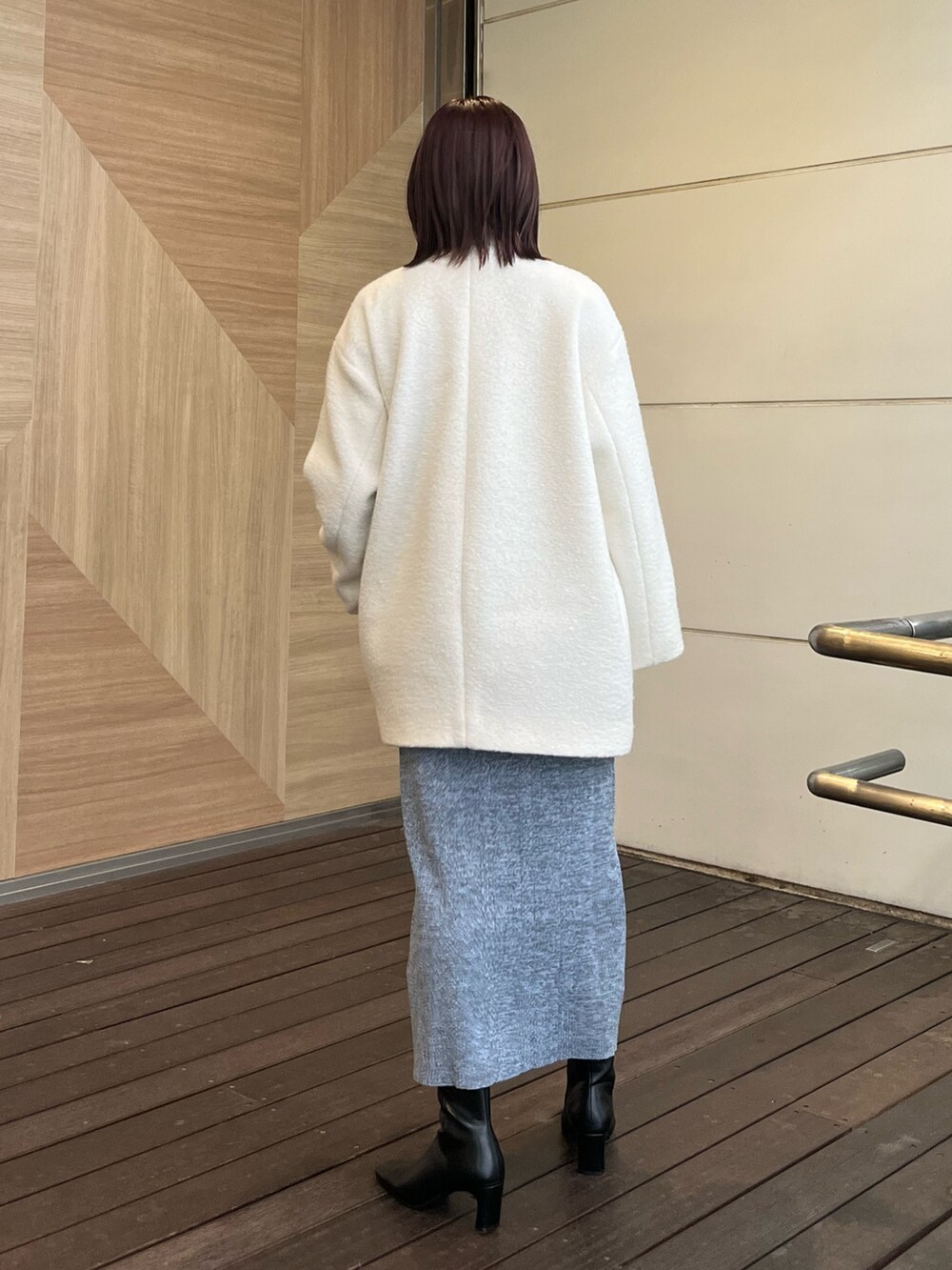 ブルー系のワンピース、ホワイト系のその他アウターを着用したレディースの冬コーディネートの4枚目の写真