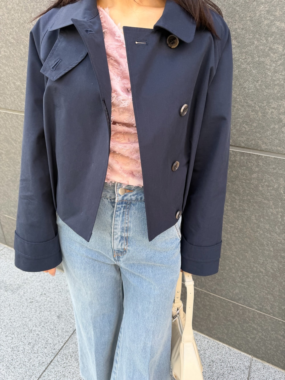 ピンク系のシャツ/ブラウス、ブルー系のデニムパンツ、ブルー系のブルゾンを着用したレディースの春コーディネートの4枚目の写真