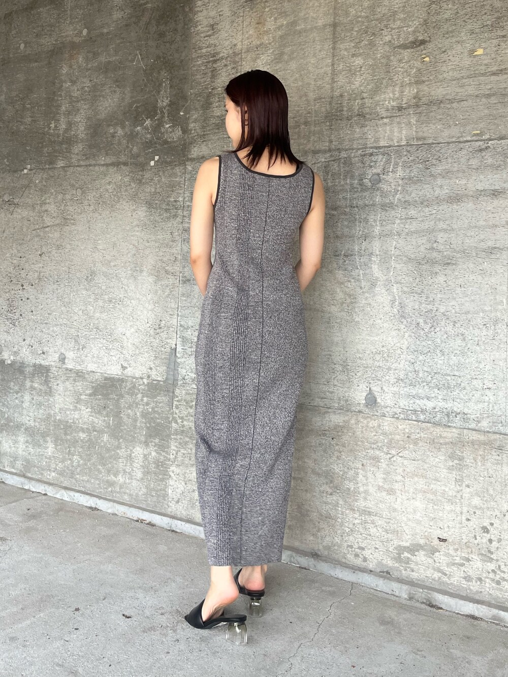 ブラック系のサンダル、グレー系のワンピース、ブラウン系のハンドバッグを着用したレディースの夏コーディネートの3枚目の写真
