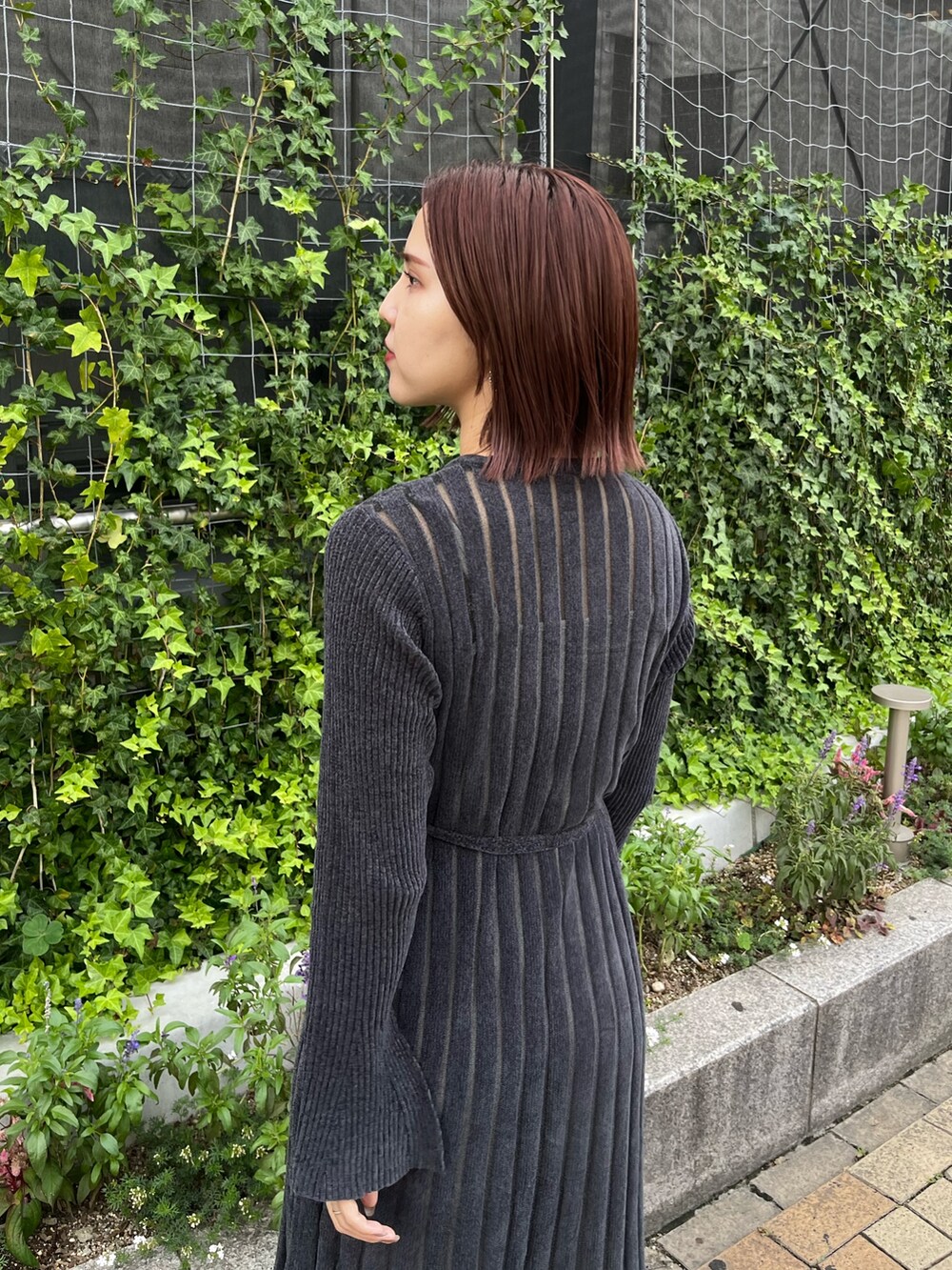 グレー系のワンピースを着用したレディースの秋コーディネートの5枚目の写真