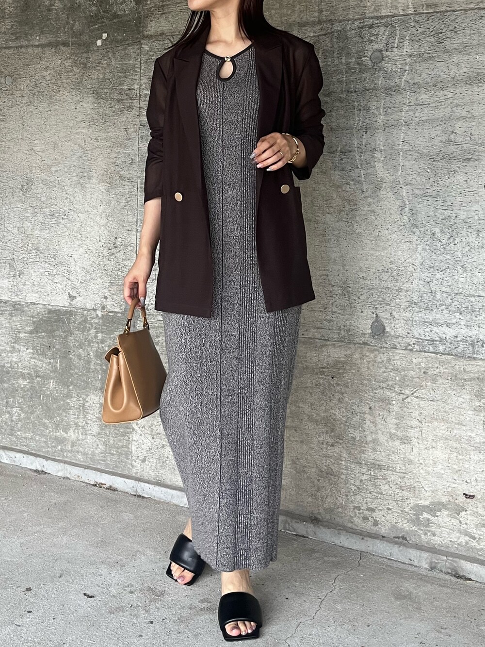 ブラック系のサンダル、グレー系のワンピース、ブラウン系のハンドバッグを着用したレディースの夏コーディネートの7枚目の写真