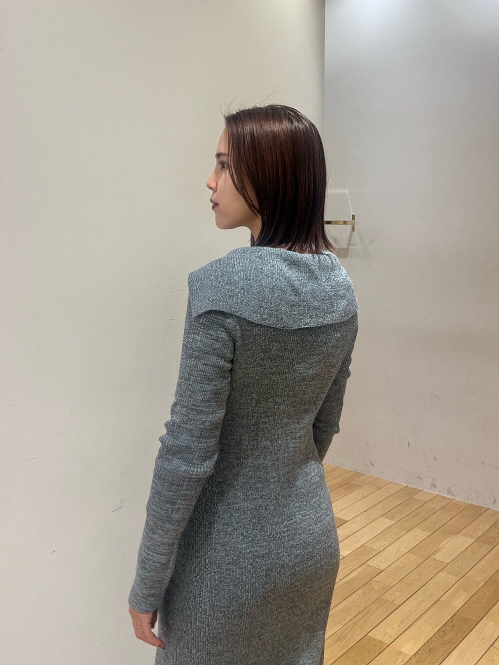 ブルー系のワンピース、ブラック系のブーツを着用したレディースの冬コーディネートの5枚目の写真