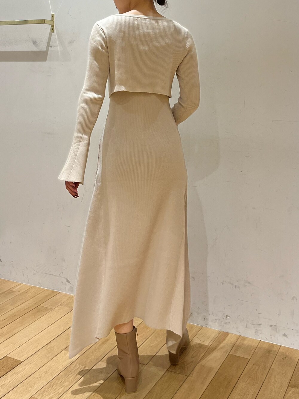 ホワイト系のワンピース、ベージュ系のブーツを着用したレディースの秋コーディネートの3枚目の写真