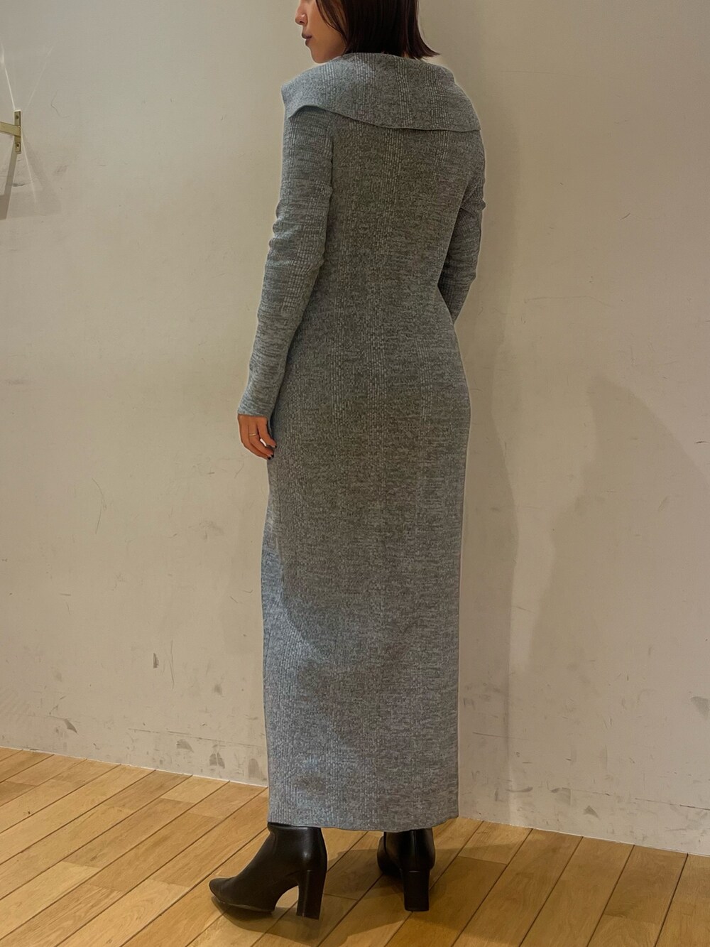 ブルー系のワンピース、ブラック系のブーツを着用したレディースの冬コーディネートの3枚目の写真