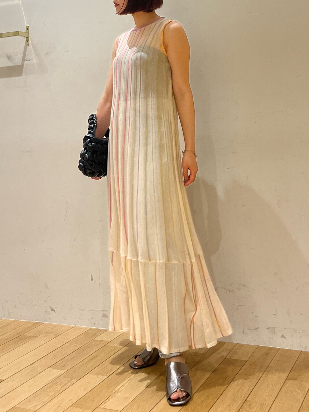 ブラック系のハンドバッグ、その他のサンダル、ホワイト系のワンピースを着用したレディースの夏コーディネートの4枚目の写真