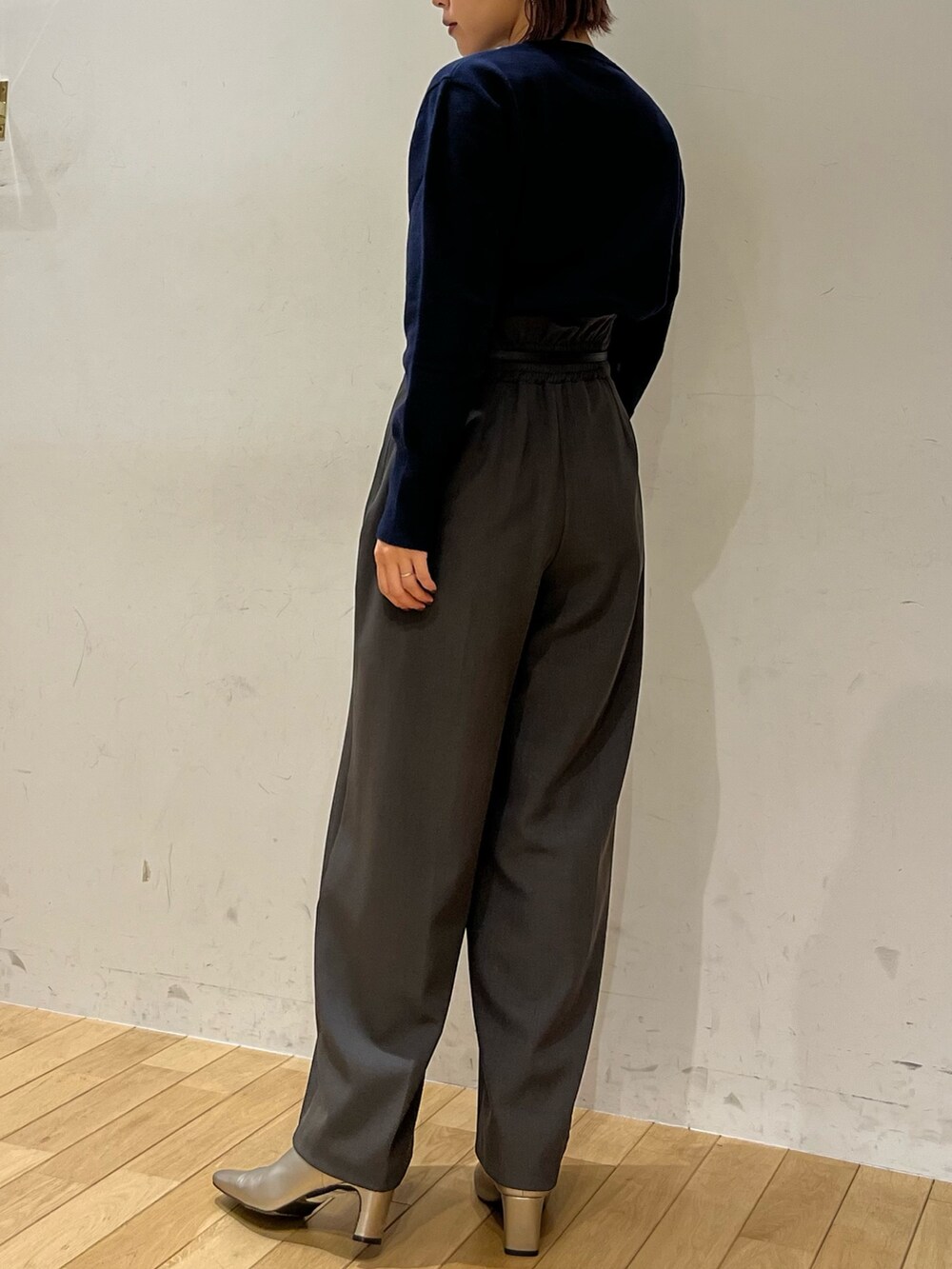 グレー系のその他パンツ、シルバー系のブーツ、ブルー系のニット/セーターを着用したレディースの秋コーディネートの3枚目の写真