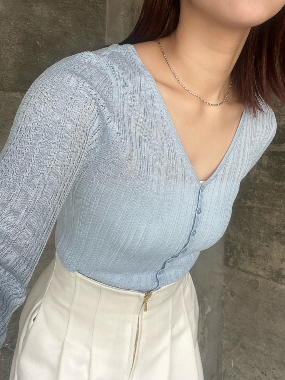 ホワイト系のその他パンツ、ホワイト系のサンダル、ブラック系のショルダーバッグを着用したレディースの春コーディネートの4枚目の写真