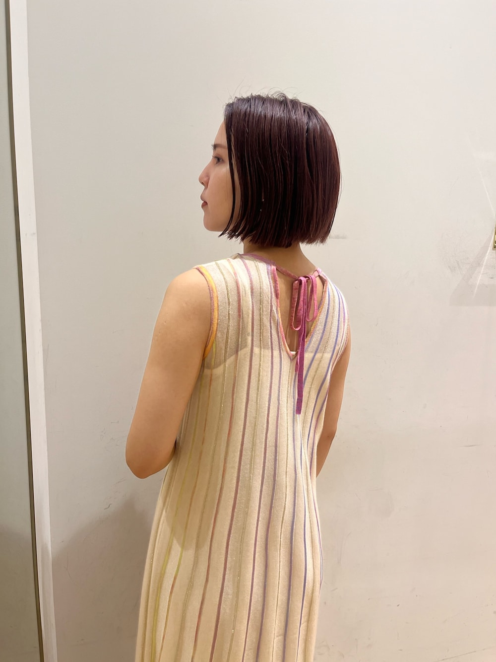 ブラック系のハンドバッグ、その他のサンダル、ホワイト系のワンピースを着用したレディースの夏コーディネートの5枚目の写真