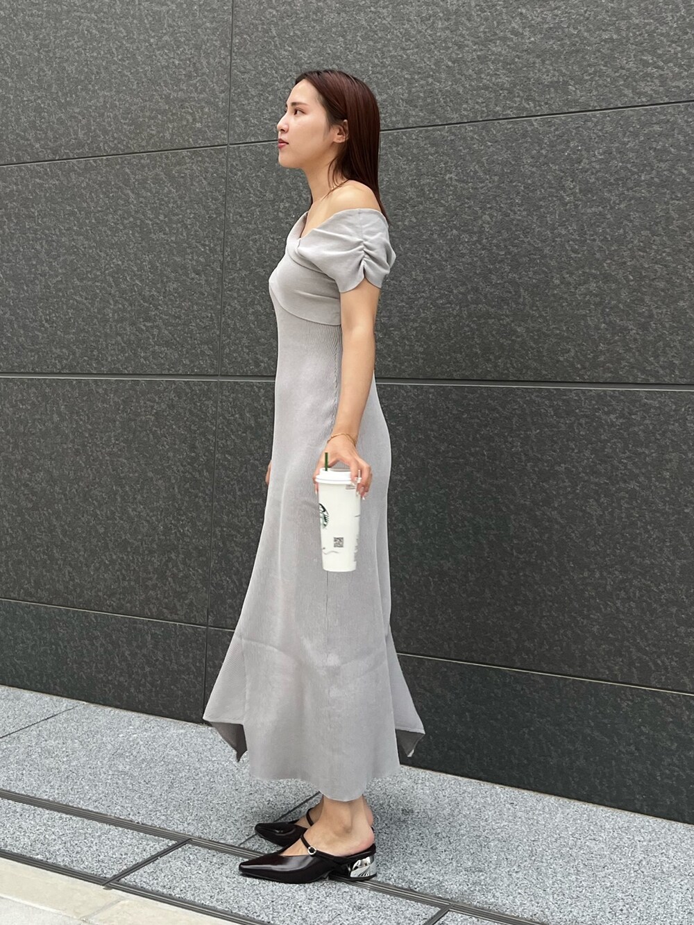 ブラウン系のパンプス、グレー系のワンピースを着用したレディースの夏コーディネートの2枚目の写真