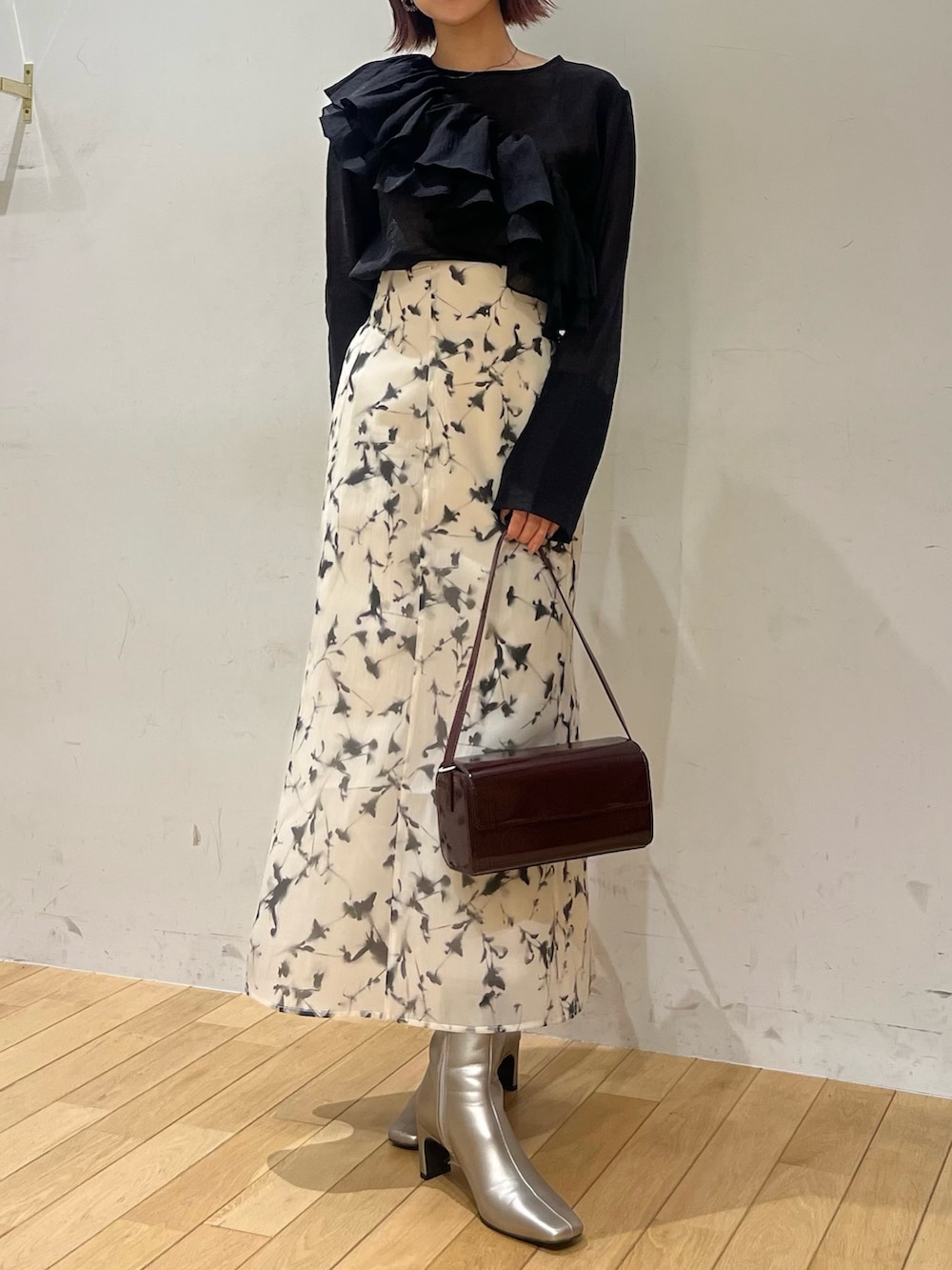 ホワイト系のスカート、レッド系のショルダーバッグ、ブラック系のシャツ/ブラウスを着用したレディースの秋コーディネートの4枚目の写真