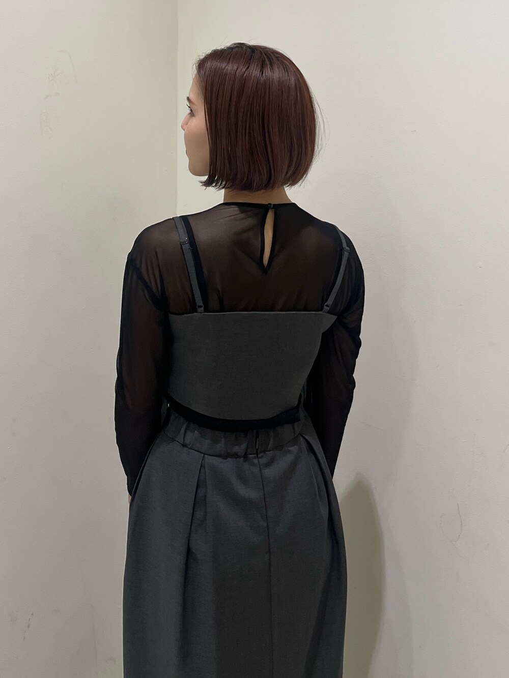 グレー系のドレス、ブラック系のパンプス、シルバー系のハンドバッグを着用したレディースの夏コーディネートの5枚目の写真