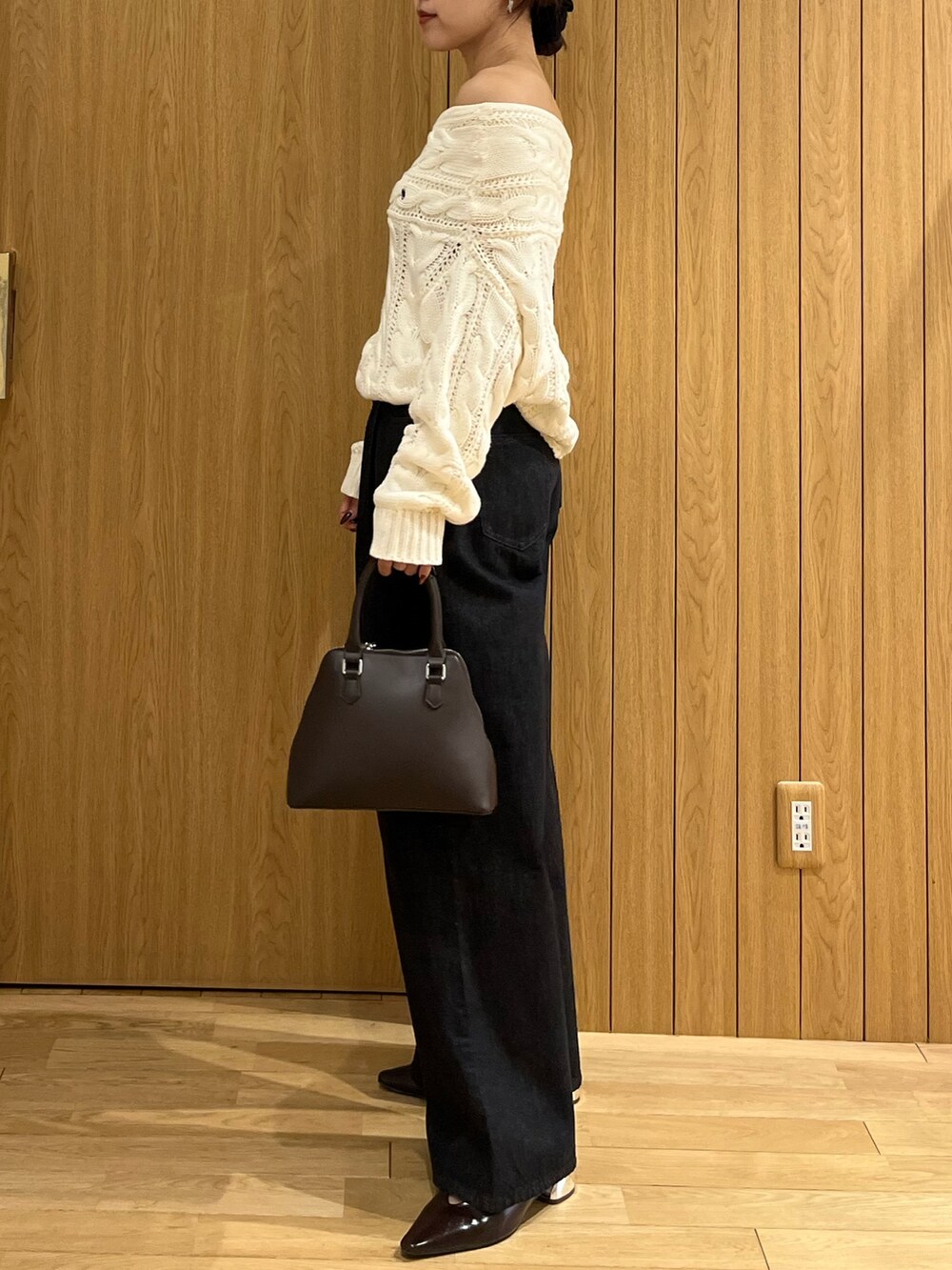 ブラウン系のパンプス、ブラウン系のボストンバッグ、ホワイト系のニット/セーターを着用したレディースの秋コーディネートの2枚目の写真