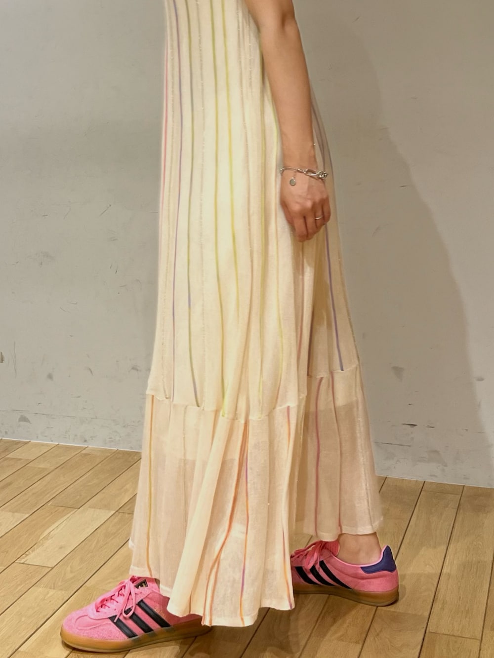 ホワイト系のワンピースを着用したレディースの夏コーディネートの4枚目の写真