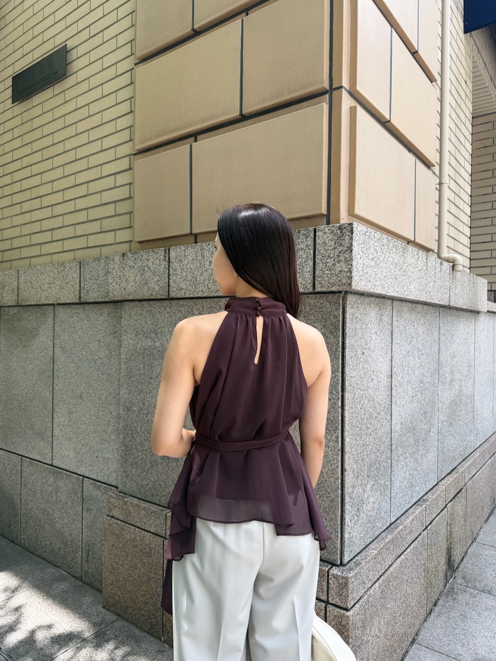 ホワイト系のその他パンツ、ブラウン系のシャツ/ブラウス、ホワイト系のハンドバッグを着用したレディースの夏コーディネートの6枚目の写真