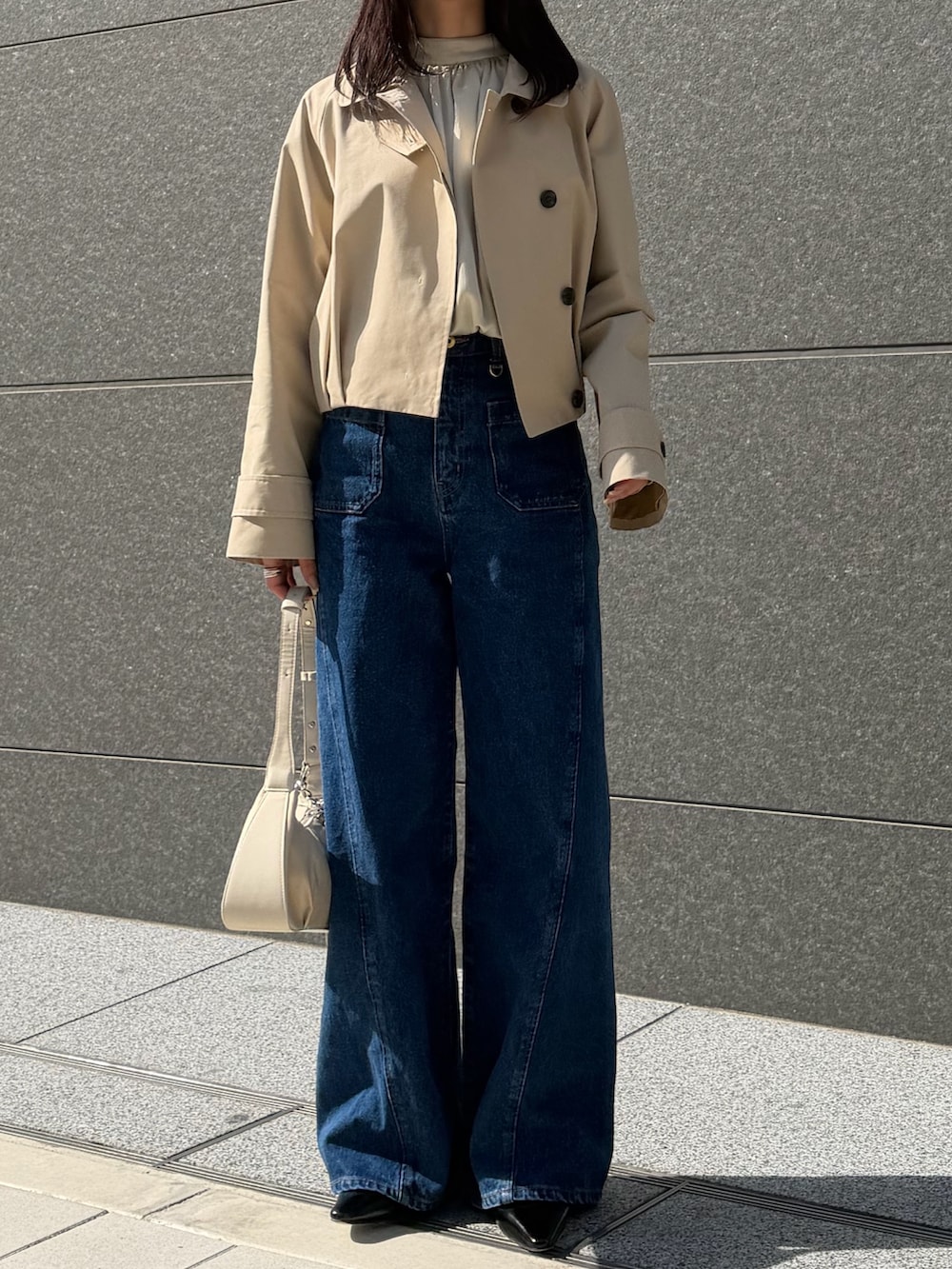 グリーン系のシャツ/ブラウス、ベージュ系のブルゾン、ブルー系のデニムパンツを着用したレディースの春コーディネートの4枚目の写真