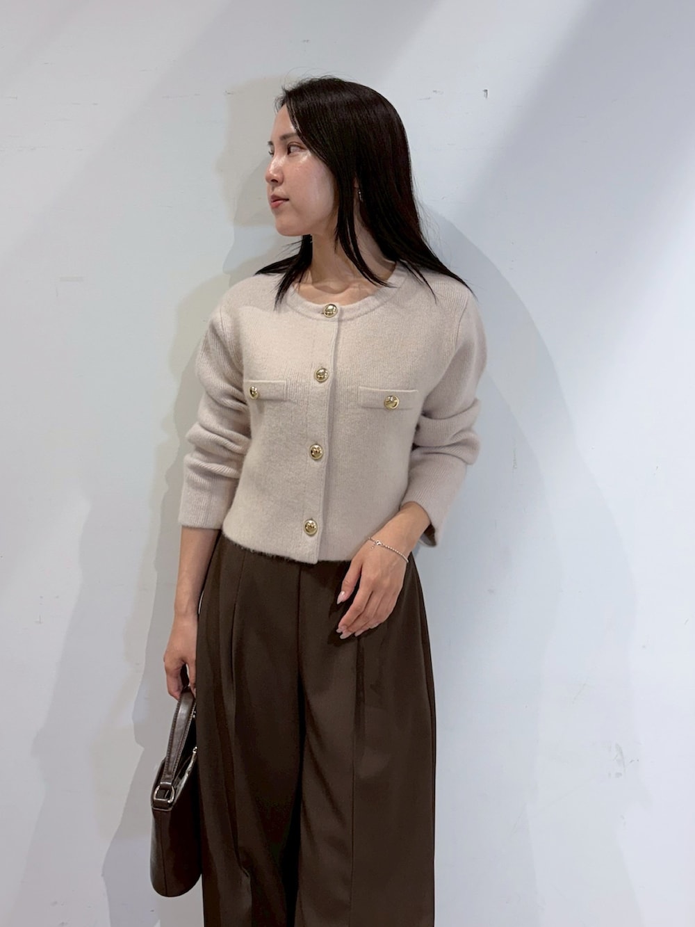 ブラウン系のその他パンツ、ブラック系のブーツ、ベージュ系のノーカラージャケットを着用したレディースの秋コーディネートの4枚目の写真