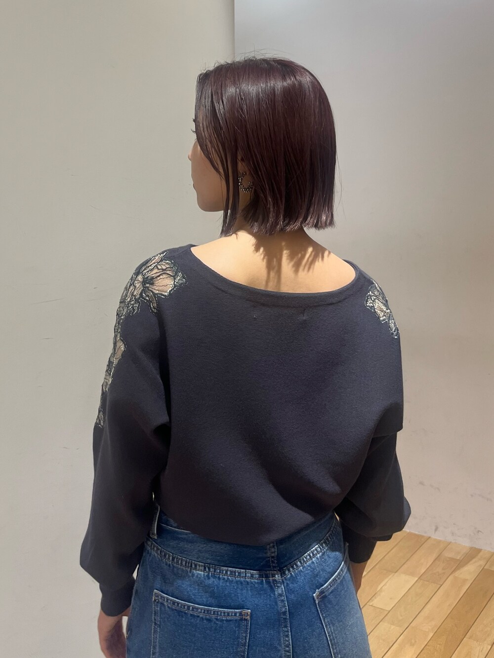 ブラック系のブーツ、ブルー系のデニムパンツ、グレー系のニット/セーターを着用したレディースの秋コーディネートの4枚目の写真