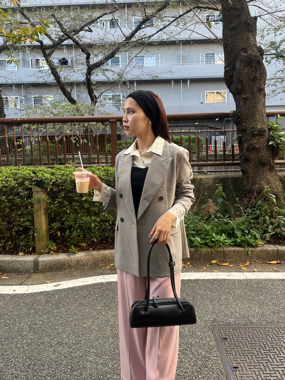 ブラック系のブーツ、グレー系のテーラードジャケット、ホワイト系のシャツ/ブラウスを着用したレディースの冬コーディネートの4枚目の写真