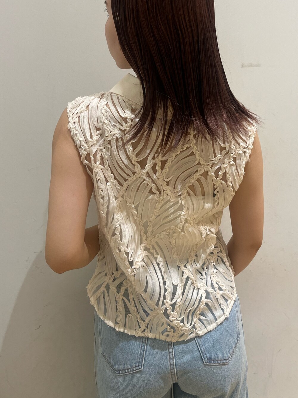 ブルー系のデニムパンツ、ホワイト系のシャツ/ブラウス、ホワイト系のサンダルを着用したレディースの夏コーディネートの6枚目の写真