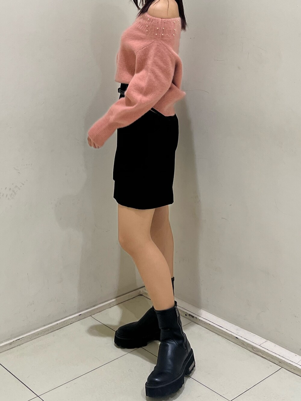 ブラック系のその他パンツ、ピンク系のニット/セーターを着用したレディースの冬コーディネートの2枚目の写真