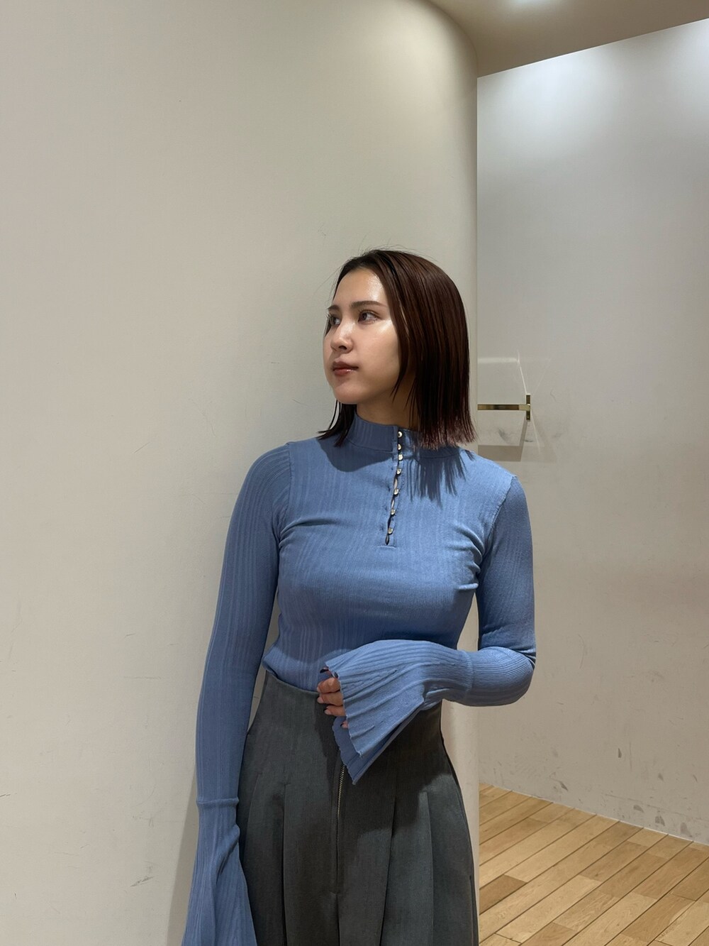 グレー系のその他パンツ、ブルー系のニット/セーター、ブラック系のブーツを着用したレディースの冬コーディネートの4枚目の写真