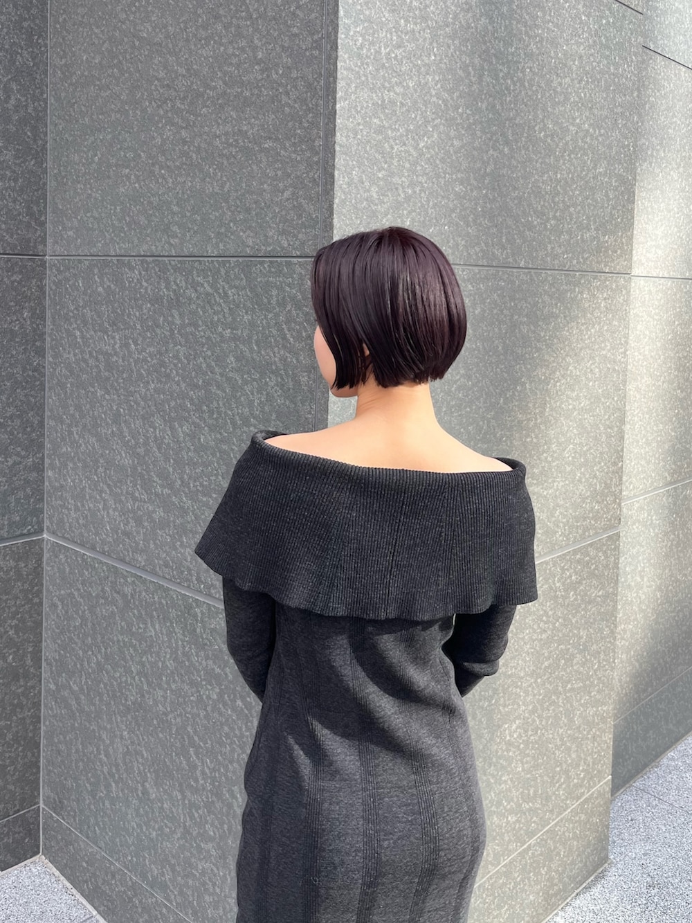 シルバー系のショルダーバッグ、シルバー系のパンプス、ブラック系のワンピースを着用したレディースの春コーディネートの6枚目の写真