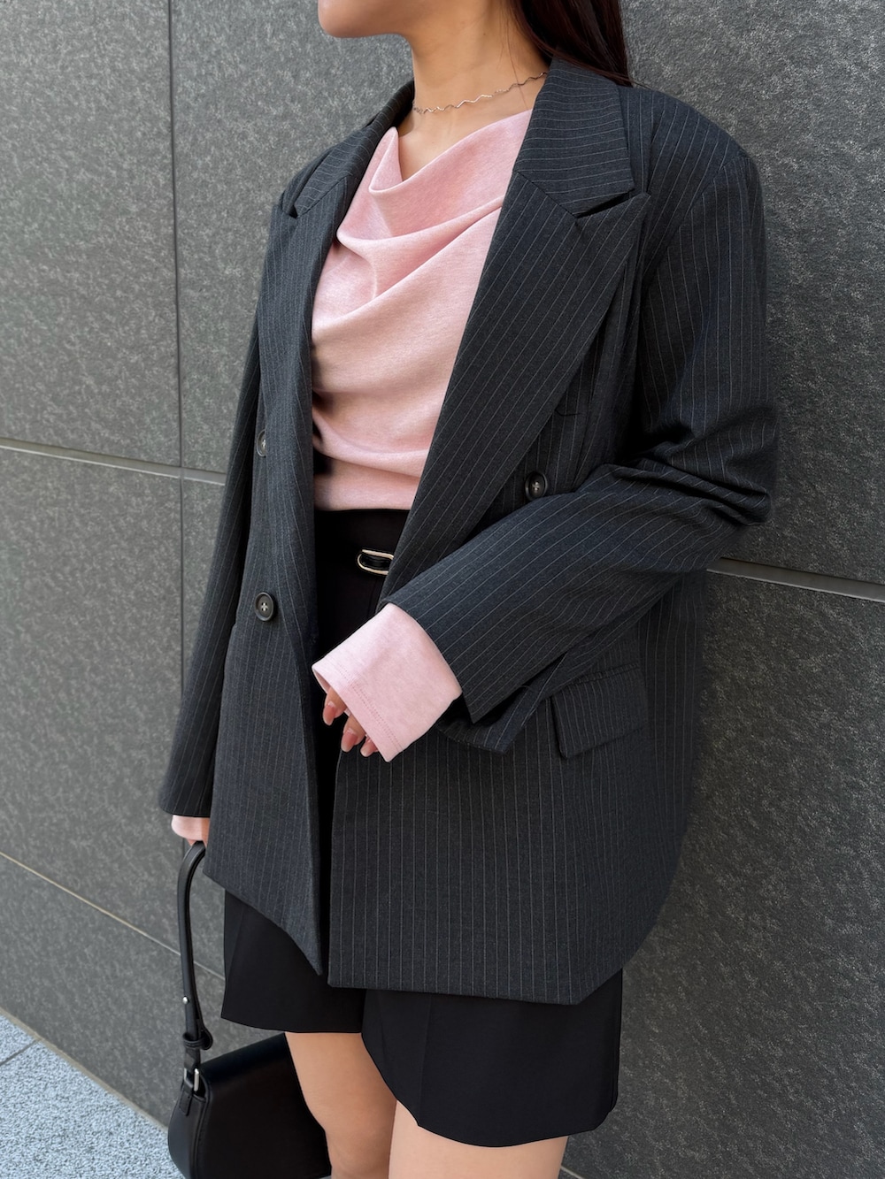 ブラック系のその他パンツ、ピンク系のTシャツ/カットソー、グレー系のテーラードジャケットを着用したレディースの冬コーディネートの7枚目の写真