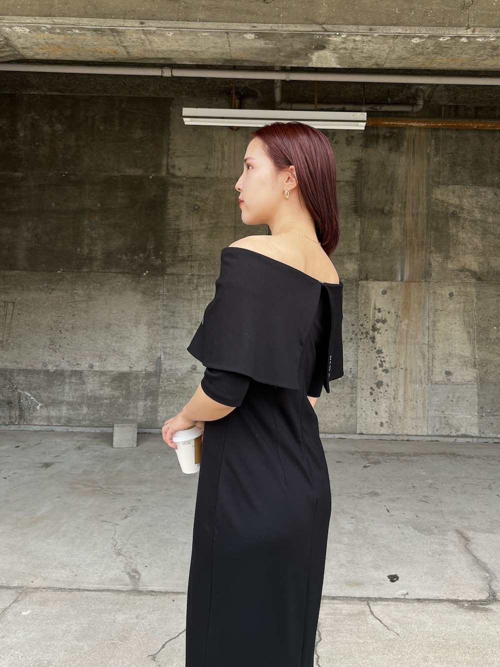 ブラック系のワンピース、ホワイト系のスニーカーを着用したレディースの春コーディネートの6枚目の写真