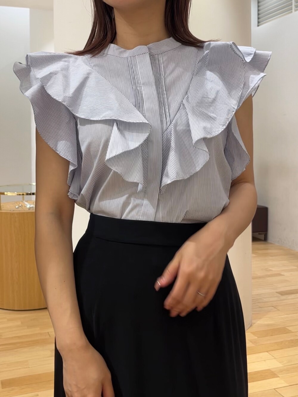 その他のシャツ/ブラウス、ブラック系のスニーカー、ブラック系のスカートを着用したレディースの春コーディネートの4枚目の写真