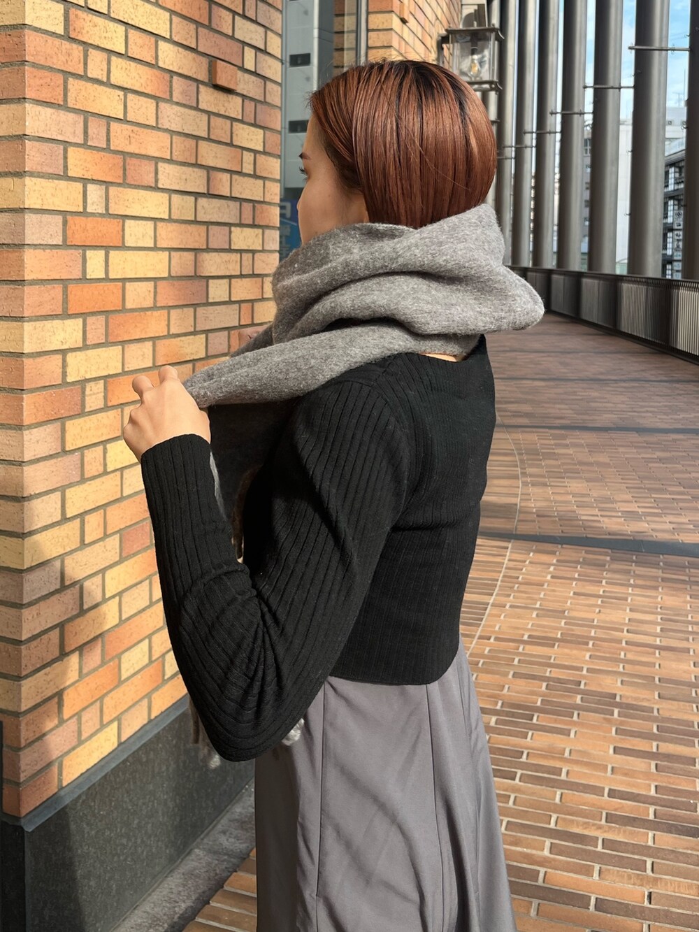 ホワイト系のノーカラーコート、ブラック系のワンピース、グレー系のショルダーバッグを着用したレディースの冬コーディネートの8枚目の写真