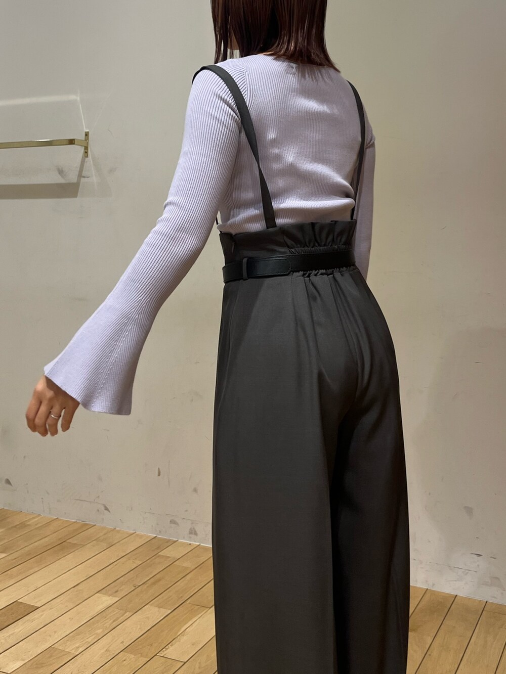 シルバー系のブーツ、パープル系のニット/セーター、グレー系のその他パンツを着用したレディースの冬コーディネートの5枚目の写真