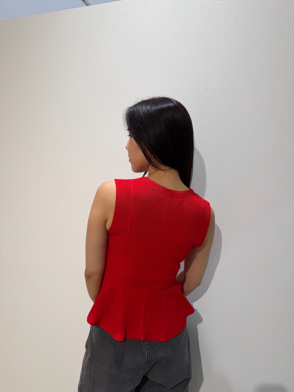 ブラック系のデニムパンツ、ブラック系のパンプス、ブラック系のハンドバッグを着用したレディースの夏コーディネートの6枚目の写真