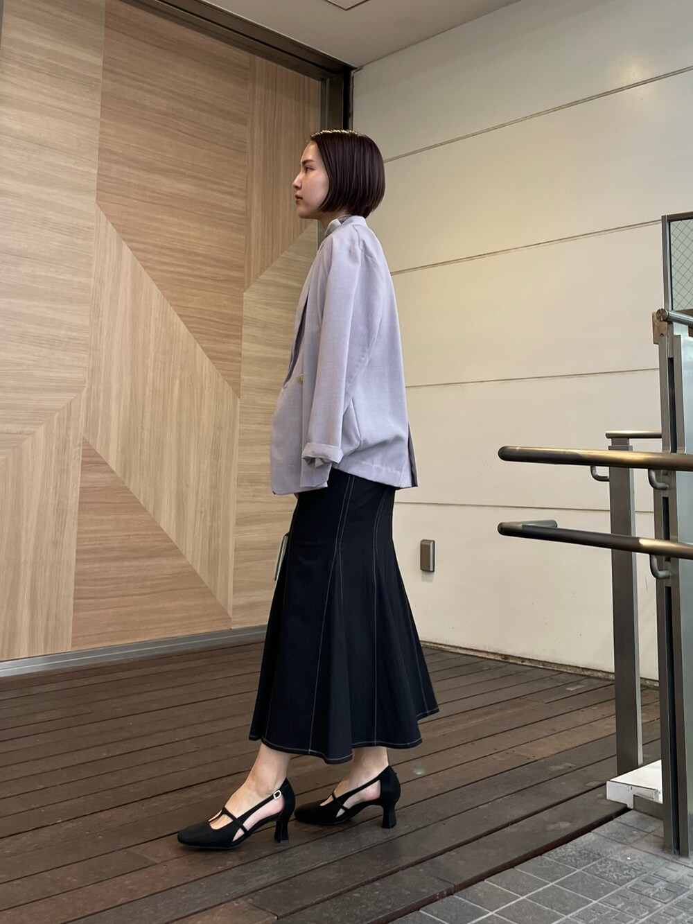 イエロー系のTシャツ/カットソー、ホワイト系のショルダーバッグ、パープル系のテーラードジャケットを着用したレディースの春コーディネートの2枚目の写真