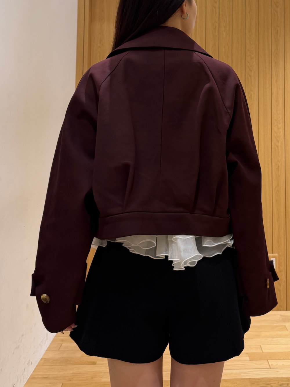 ブラック系のその他パンツ、ブラック系のハンドバッグ、ブラック系のブーツを着用したレディースの秋コーディネートの5枚目の写真