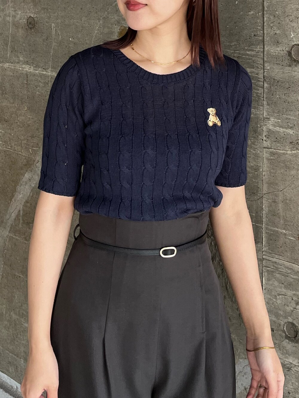 グレー系のその他パンツ、ホワイト系のサンダル、ブルー系のニット/セーターを着用したレディースの春コーディネートの4枚目の写真