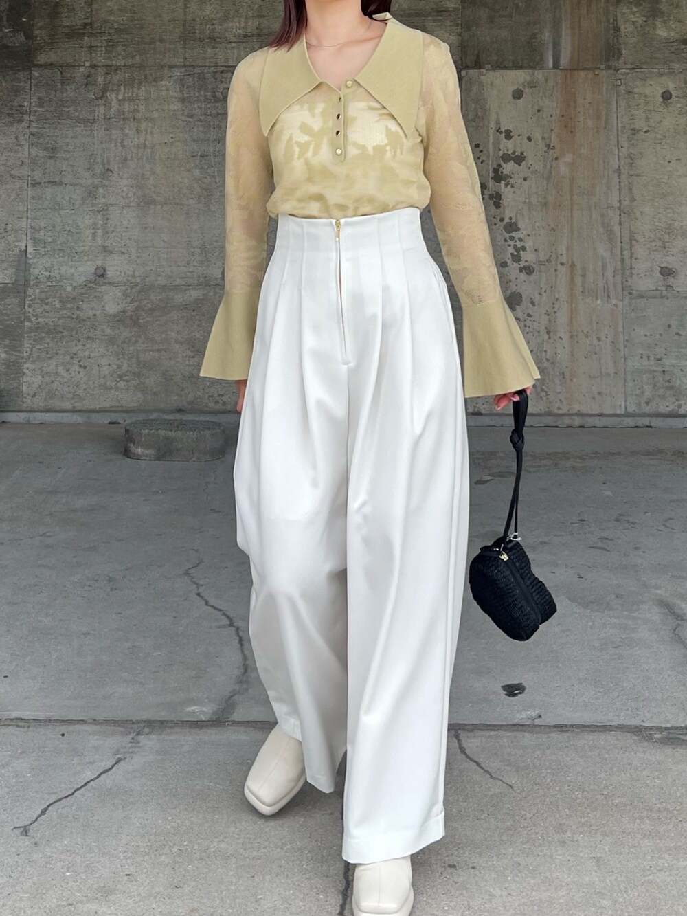 ホワイト系のサンダル、ブラック系のショルダーバッグ、ホワイト系のその他パンツを着用したレディースの春コーディネートの4枚目の写真
