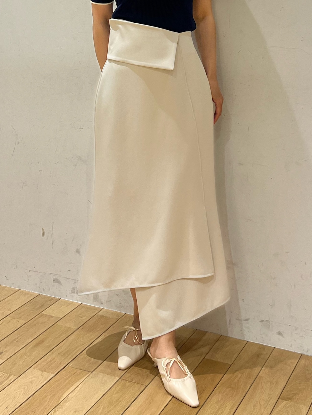 ホワイト系のスカート、ホワイト系のサンダル、ブルー系のニット/セーターを着用したレディースの春コーディネートの7枚目の写真