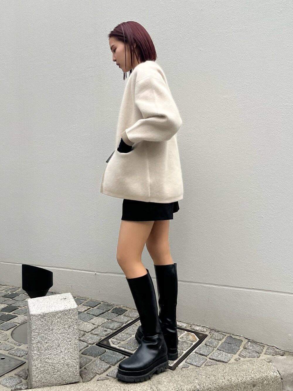 ブラック系のTシャツ/カットソー、ピンク系のカーディガン/ボレロを着用したレディースの秋コーディネートの2枚目の写真