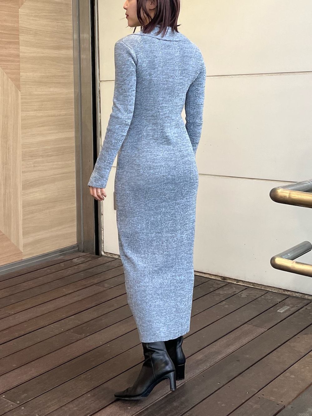 ブルー系のワンピースを着用したレディースの冬コーディネートの3枚目の写真