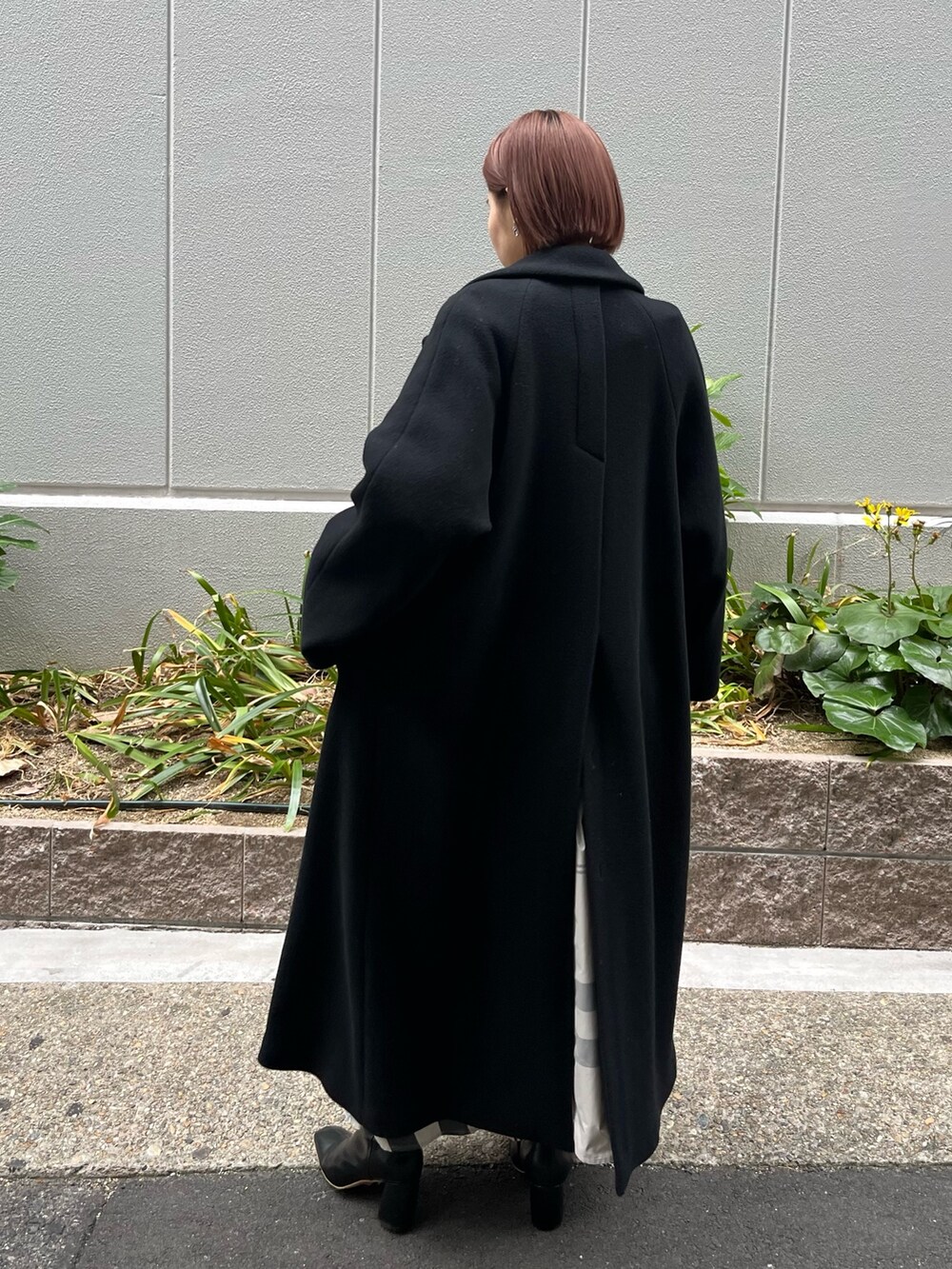 ホワイト系のワンピース、ブラック系のブーツ、ブラウン系のショルダーバッグを着用したレディースの冬コーディネートの5枚目の写真