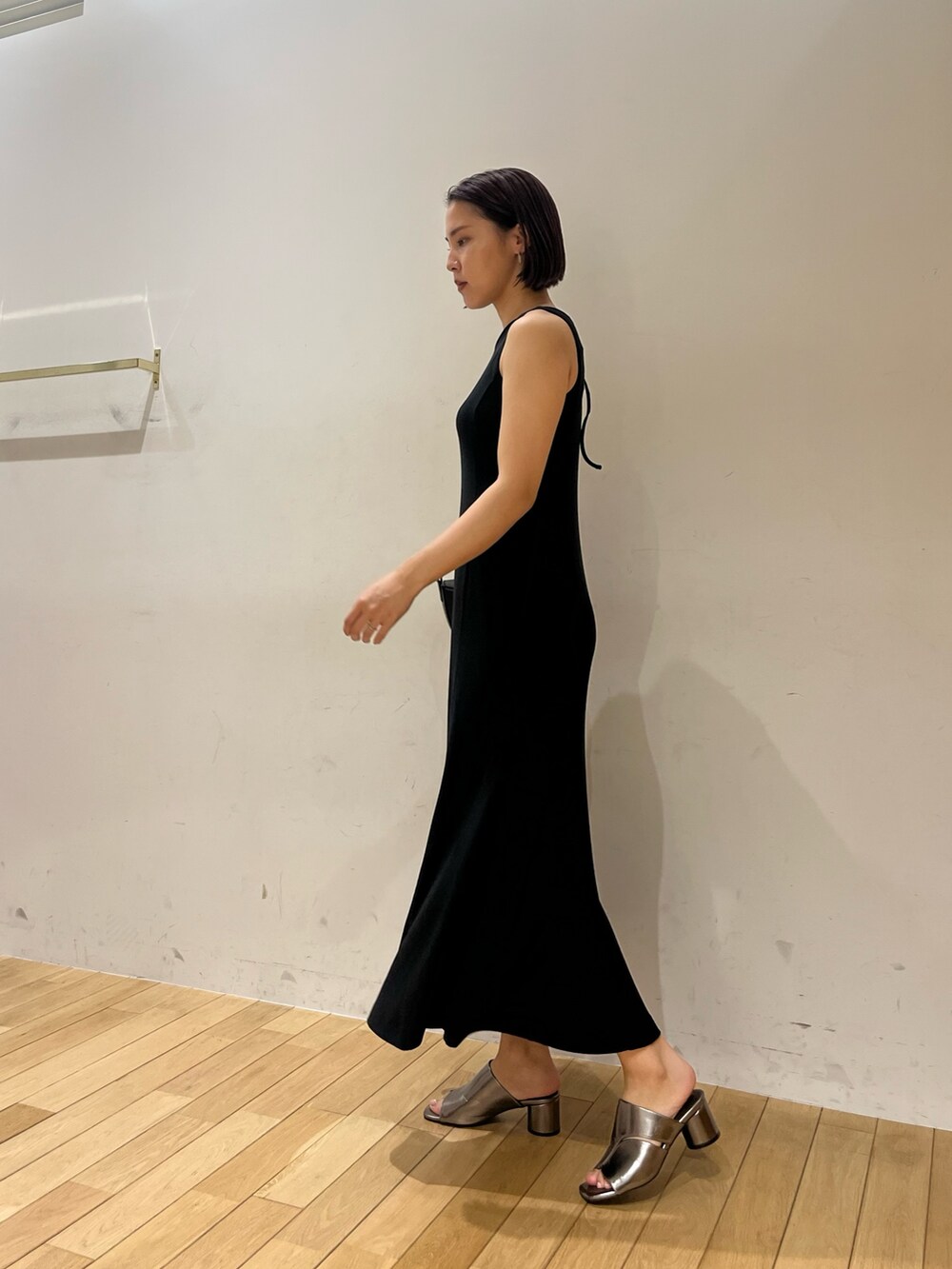 ブラック系のワンピース、その他のサンダル、ブラック系のショルダーバッグを着用したレディースの夏コーディネートの3枚目の写真