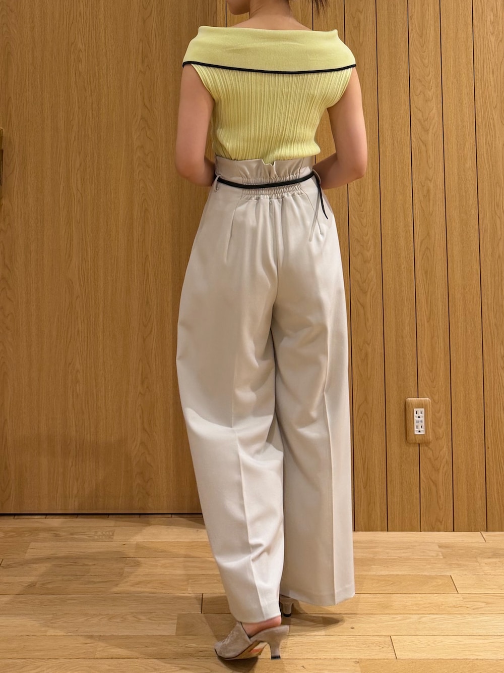 ホワイト系のその他パンツ、ベージュ系のサンダル、ブラック系のハンドバッグを着用したレディースの夏コーディネートの3枚目の写真