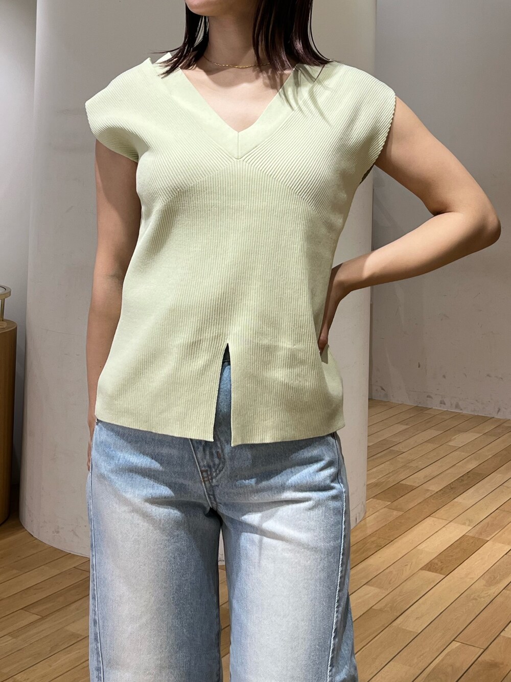 グレー系のテーラードジャケット、ブルー系のデニムパンツ、シルバー系のサンダルを着用したレディースの春コーディネートの6枚目の写真