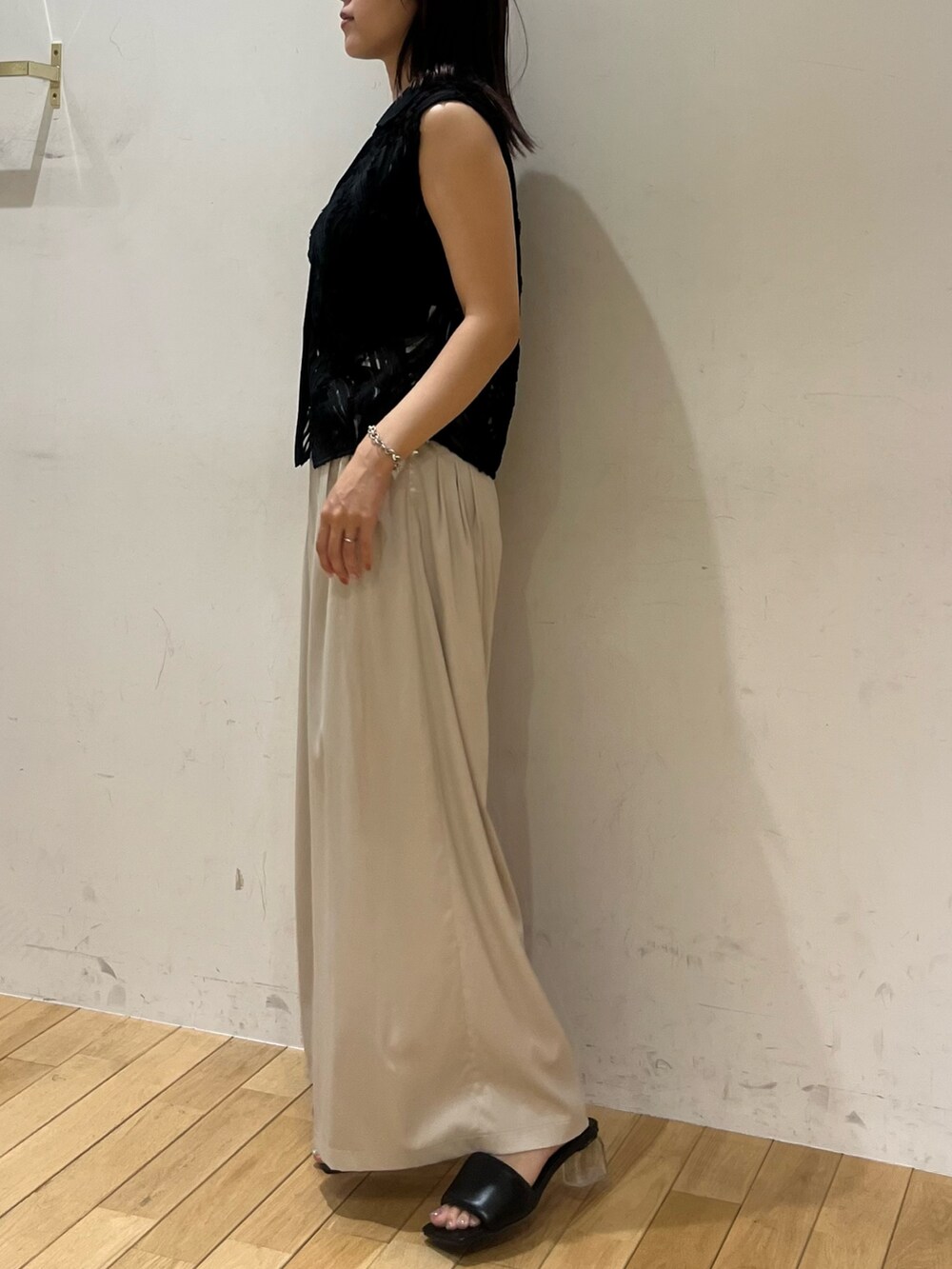 ホワイト系のその他パンツ、ブラック系のシャツ/ブラウス、ブラック系のサンダルを着用したレディースの夏コーディネートの2枚目の写真