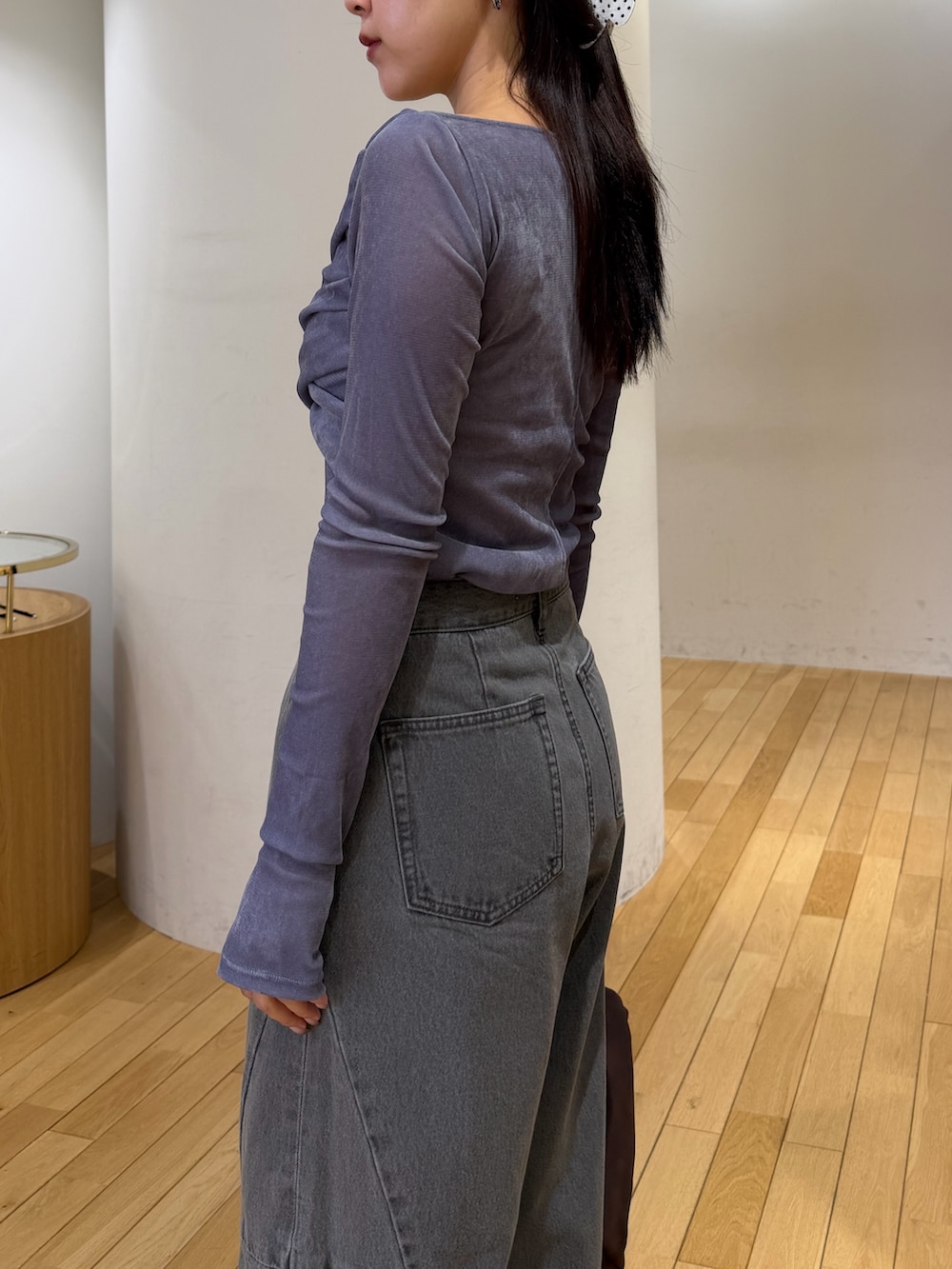 グレー系のデニムパンツ、ブルー系のTシャツ/カットソー、ブラック系のブルゾンを着用したレディースの秋コーディネートの8枚目の写真