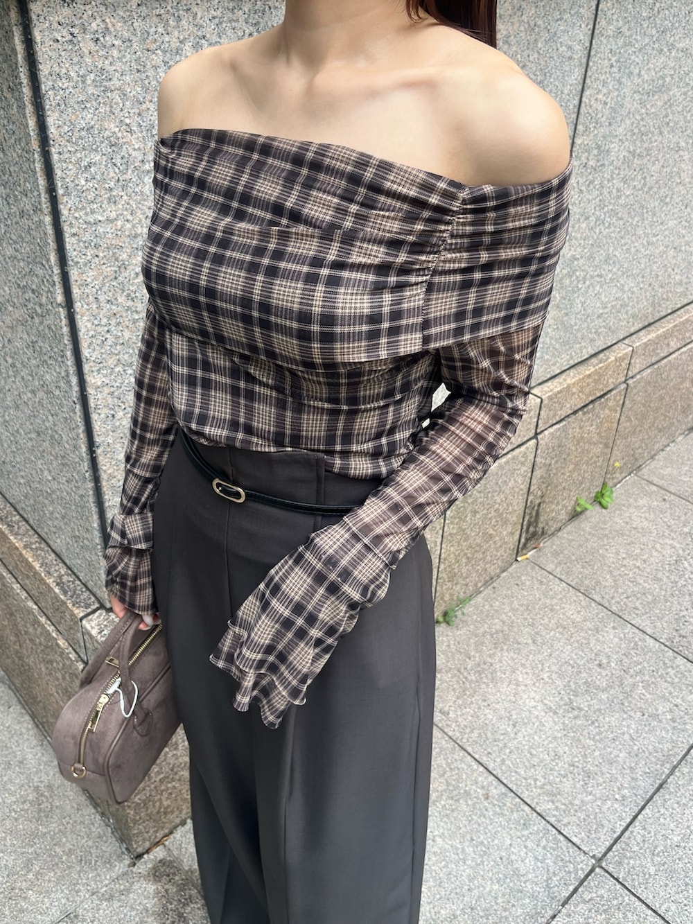 グレー系のその他パンツ、その他のTシャツ/カットソー、ブラウン系のハンドバッグを着用したレディースの秋コーディネートの7枚目の写真