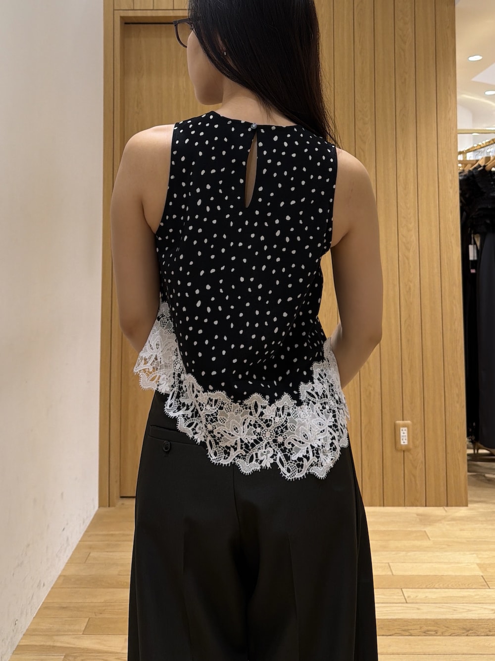 ブラウン系のその他パンツ、ブラック系のパンプス、イエロー系のハンドバッグを着用したレディースの秋コーディネートの6枚目の写真