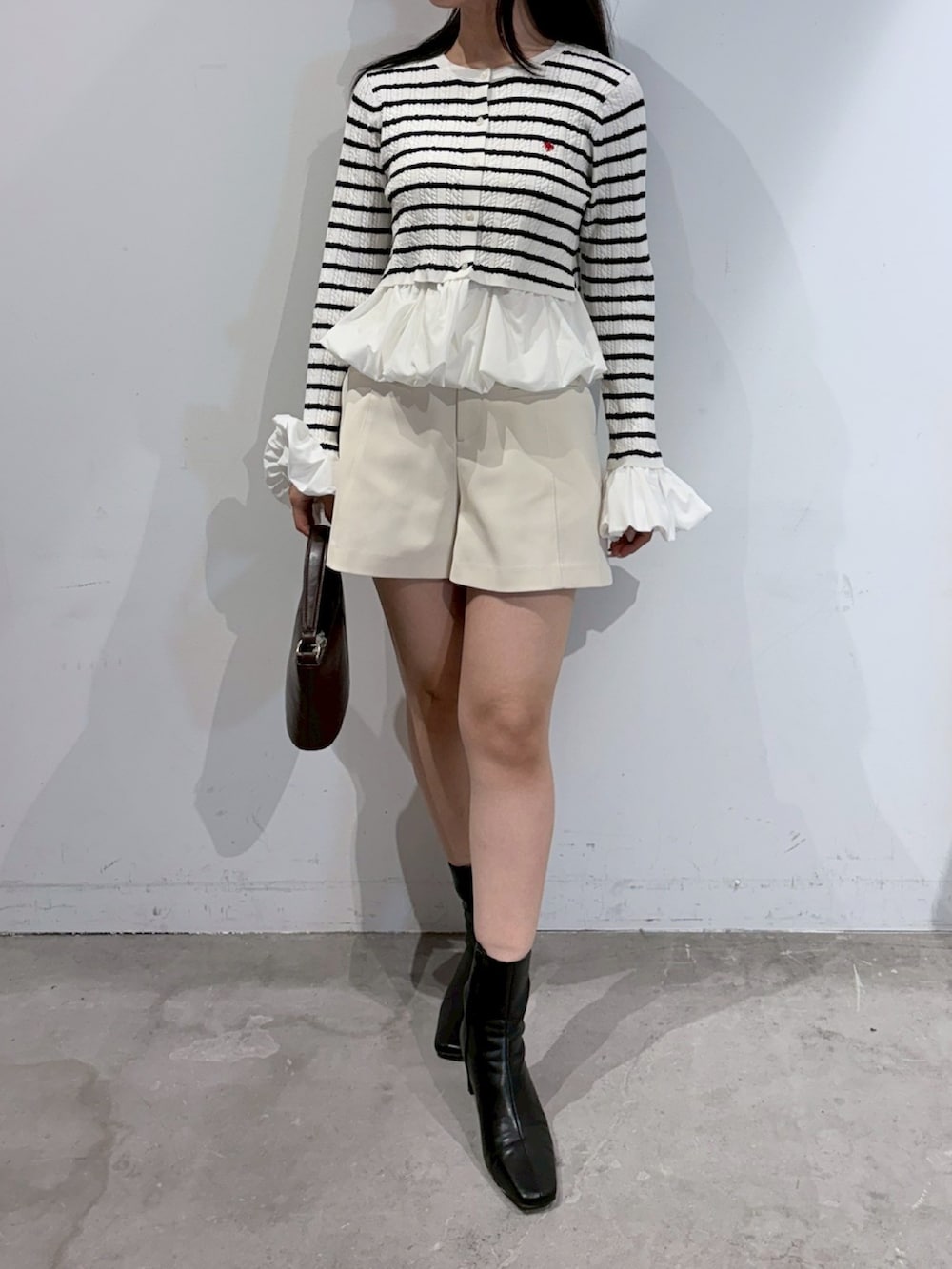 ホワイト系のその他パンツ、その他のカーディガン/ボレロ、イエロー系のその他アウターを着用したレディースの秋コーディネートの6枚目の写真