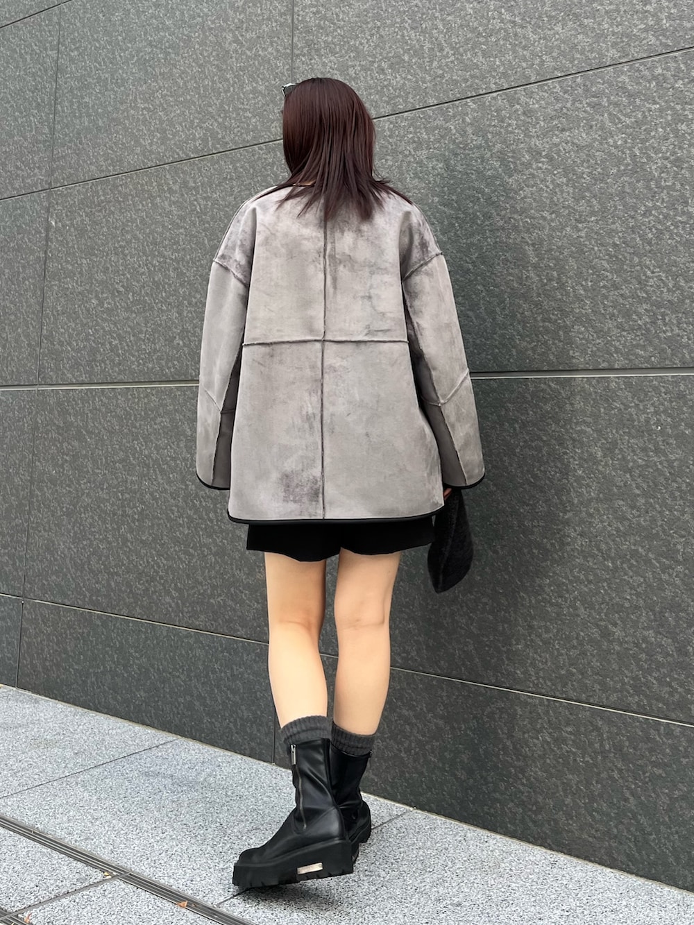 ブラック系のその他パンツ、ブラック系のニット/セーター、ブラック系のブルゾンを着用したレディースの冬コーディネートの3枚目の写真